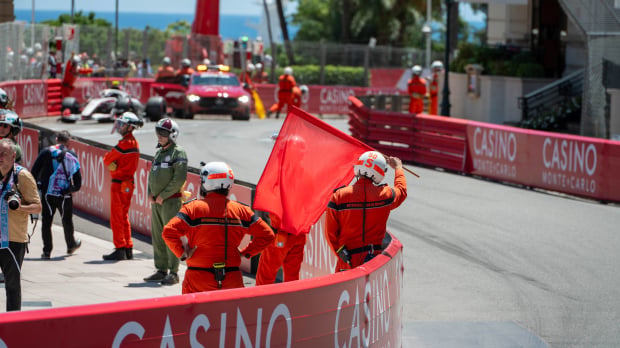 A red flag waves at the Monaco GP — Foto: © IMAGO
