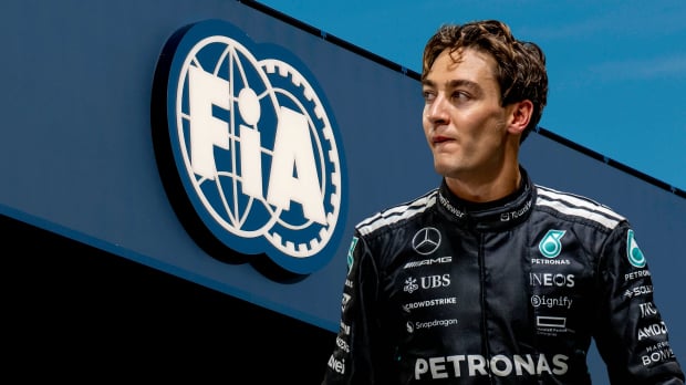 George Russell looks at the FIA logo — Foto: © IMAGO