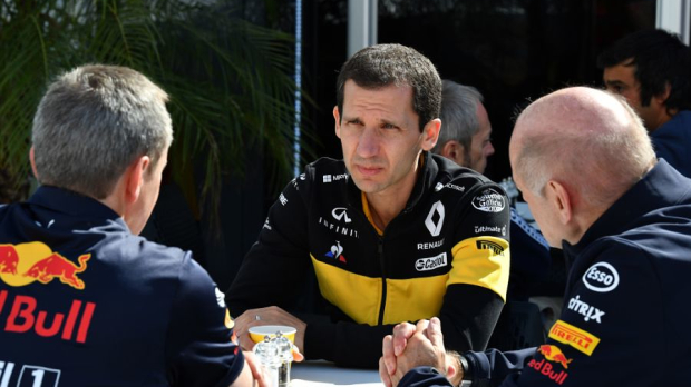 Remi Taffin in gesprek met mensen van Red Bull