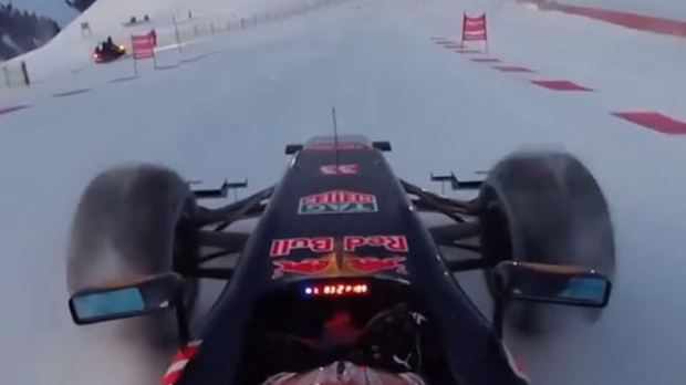 Verstappen met een Red Bull-bolide op de skipiste