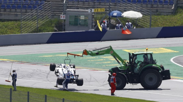 De auto van Nicholas Latifi wordt weggetakeld.