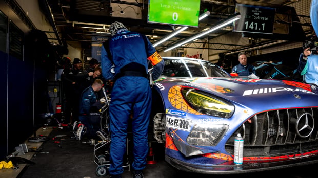 Verstappen Racing crew fixing car in 24h Nurburgring — Foto: © IMAGO