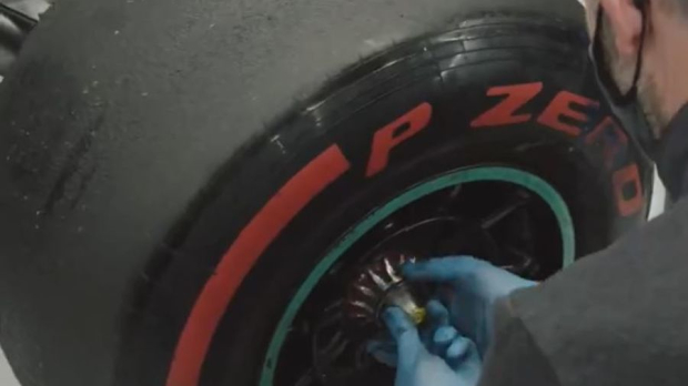 Het rechtervoorwiel van Valtteri Bottas word eindelijk van de W12 gehaald. — Foto: © LAT Images