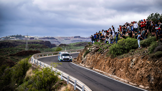 A car goes round the corner in front of fans at the Rally Islas Canarias — Photo: © IMAGO