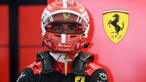Charles Leclerc in de garage op Spa-Francorchamps