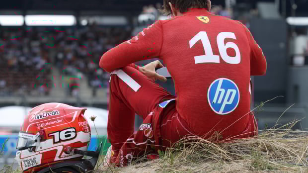 Leclerc leek de F1-race verder te volgen via de telefoon