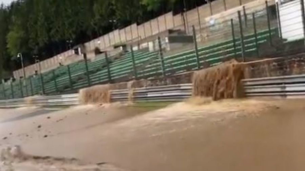 Een grote overstroming op het circuit van Spa-Francorchamps. 