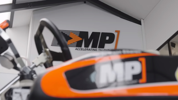 MP Motorsport-logo in fabriek