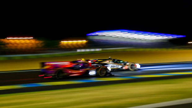 Two cars battle for position at the Le Mans 24 hour race — Photo: © IMAGO