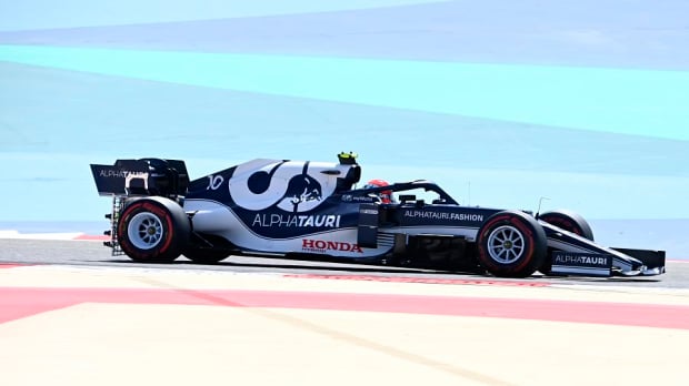 Pierre Gasly met meetapparatuur tijdens de testdagen in Bahrein