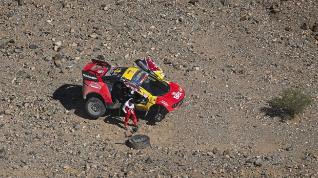 Loeb verliest tijd in Etappe 11