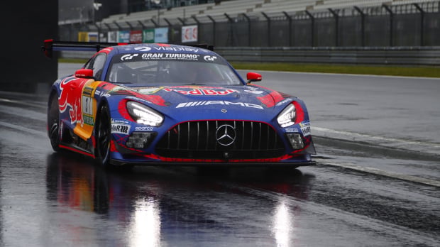 Max Verstappen drives at the Nurburgring in the wet — Photo: © IMAGO