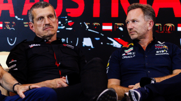 An image of former F1 team principals Guenther Steiner and Christian Horner in an FIA press conference — Photo: © IMAGO