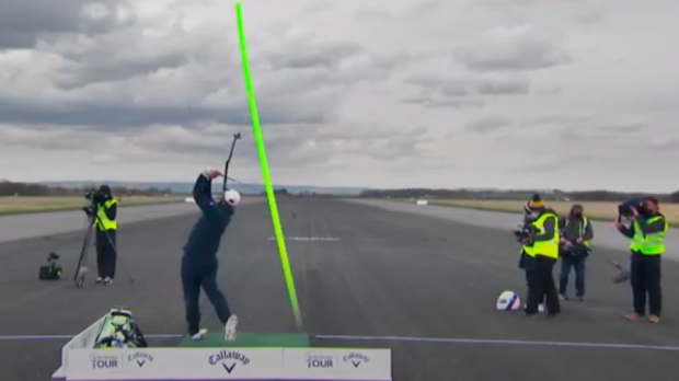 A new world record for landing a golf ball in a moving car — Photo: © LAT Images