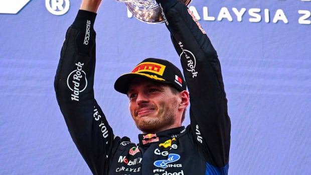 Verstappen deelt podiumfeest met vertrekkende Lambiase: "Heel speciaal" — Foto: © IMAGO