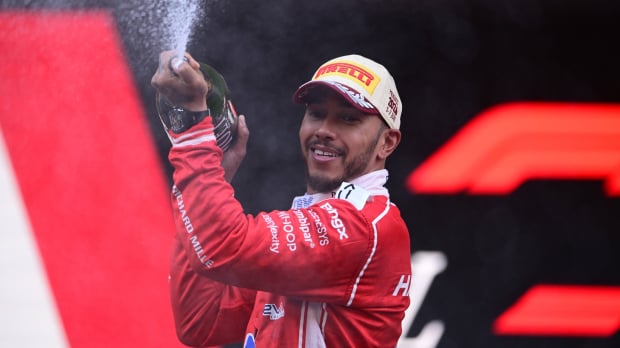 Lewis Hamilton sprays champagne on the F1 podium — Foto: © IMAGO