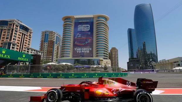 Carlos Sainz in actie op het Baku City Circuit.
