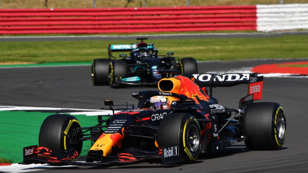 Max Verstappen leading Mercedes in the British Grand Prix — Foto: © LAT Images
