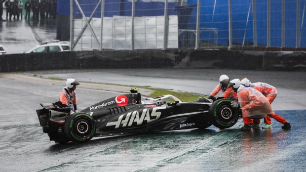 Hülkenberg wordt geholpen door de stewards, Brazilië 2024 
