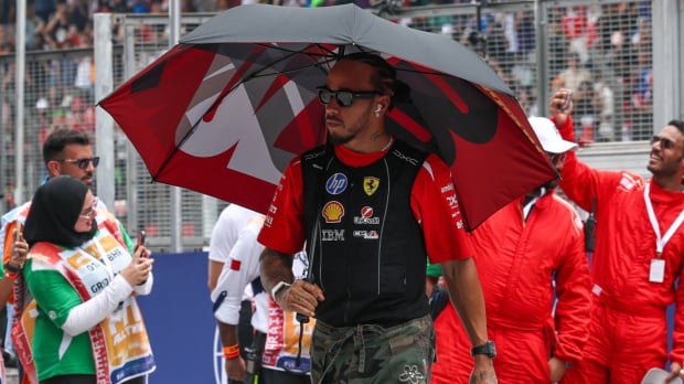 Lewis Hamilton, Ferrari, Umbrella, Malaysia, 2026 — Foto: © IMAGO