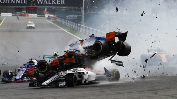 Bij deze crash werd Leclerc beschermd door zijn halo voor de vliegende bolide van Alonso.