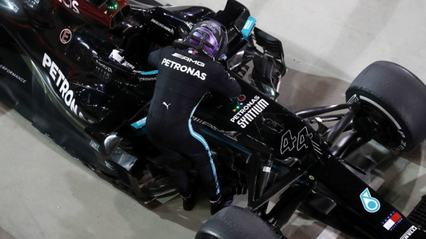Lewis Hamilton at his Mercedes-car in Bahrain — Foto: © LAT Images