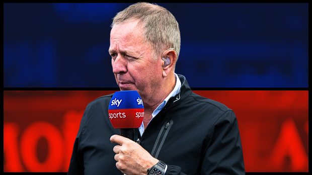 Brundle in white shirt holding red and blue Sky Sports microphone with red and blue contrasting background — Photo: © IMAGO