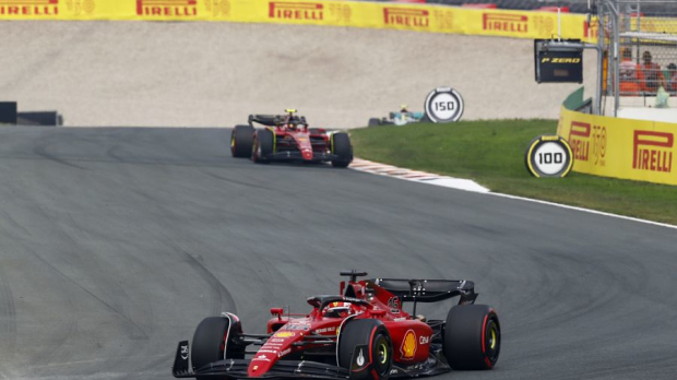 Leclerc in zijn Ferrari tijdens GP Nederland