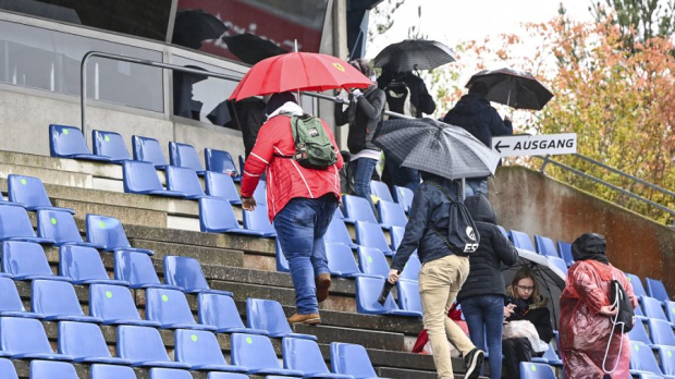 Fans in the rain — Foto: © LAT Images