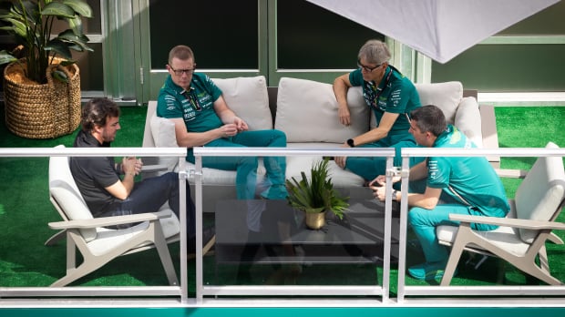 Fernando Alonso, Andy Cowell, Mike Krack, aston Martin, 2025, generic — Foto: © IMAGO