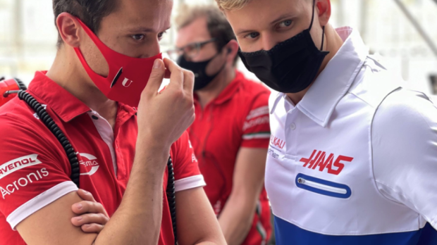 Het shirt van Haas representeert de Russische vlag
