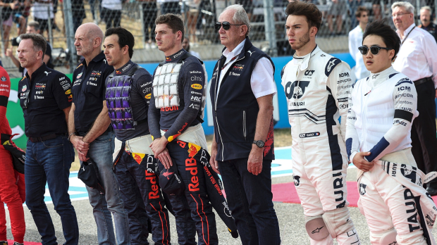 Yuki Tsunoda, Christian Horner, Helmut Marko, Max Verstappen, Adrian Newey, Sergio Perez and Pierre Gasly line up alongside each other on the F1 grid