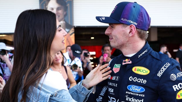 Max Verstappen and Kelly Piquet in the F1 paddock — Photo: © IMAGO