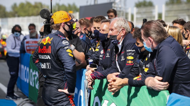 Max Verstappen talks with Helmut Marko and Christian Horner