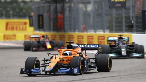 Hamilton behind Ricciardo