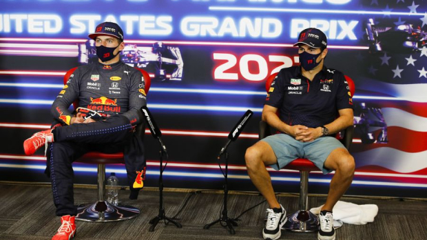 Max Verstappen and Sergio Perez during press conference — Foto: © LAT Images