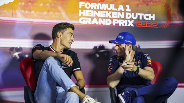 Verstappen en Russell tijdens persconferentie Zandvoort