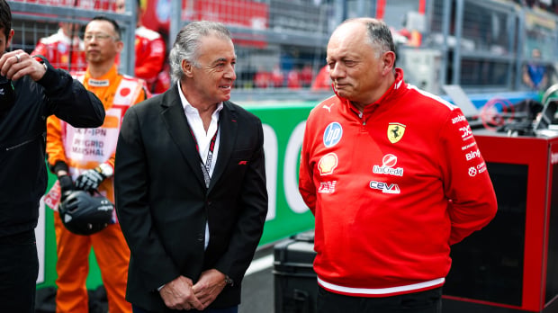 An image of F1 legend Jean Alesi and Ferrari team principal Fred Vasseur — Photo: © IMAGO