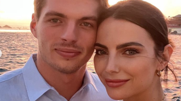 Max Verstappen geniet van laatste vakantiedagen met vriendin.