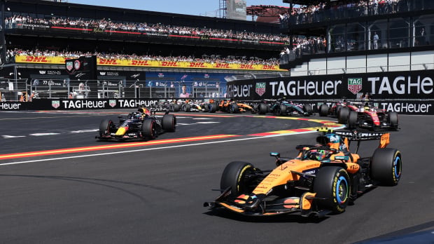 Verstappen and Hamilton at the start of the Spanish Grand Prix — Foto: © IMAGO