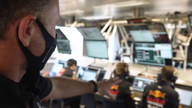 Christian Horner geeft een rondleiding door het 'engineering house' van Red Bull.