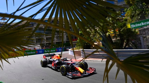 Max Verstappen in actie in de eerste vrije training in Monaco.