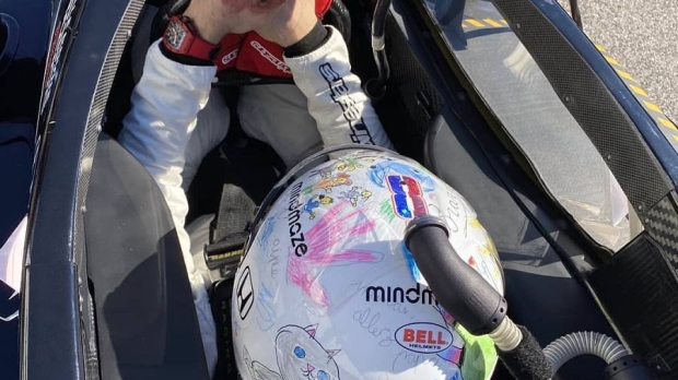 grosjean wears helmet designed by his children — Foto: © LAT Images