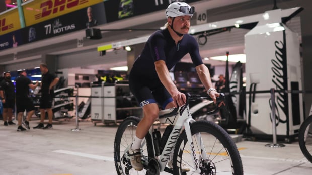 Valtteri Bottas, Cadillac, Bicycle, Bike, Singapore, 2026 — Foto: © IMAGO