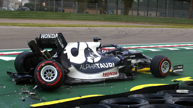 Yuki Tsunoda crasht in Q1 op Imola.