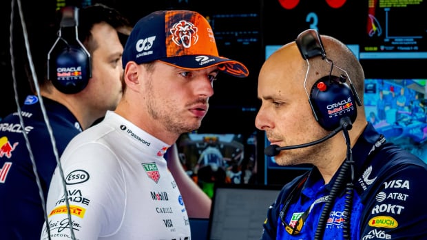 Max Verstappen talks to GP at the Belgian GP — Foto: © IMAGO