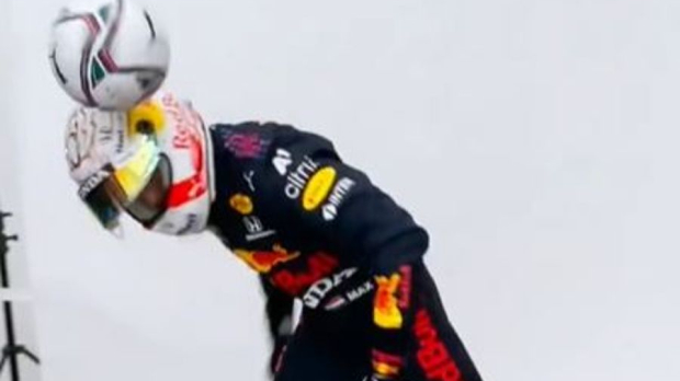 Max Verstappen toont zijn voetbalskills.