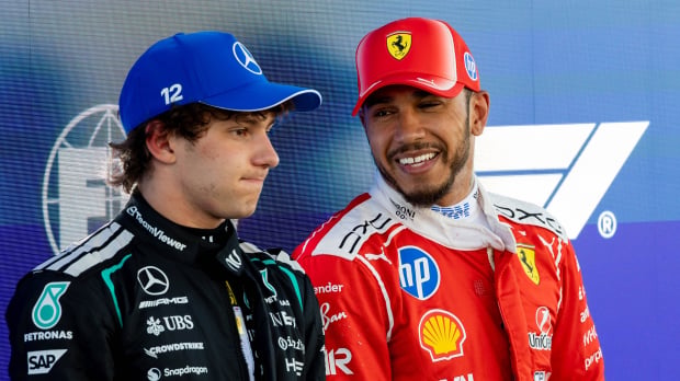 Lewis Hamilton smiles as Kimi Antonelli pouts at the Barcelona GP — Photo: © IMAGO