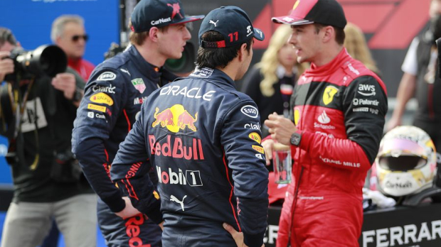 Verstappen, Pérez and Leclerc talking after the Sprint Race
