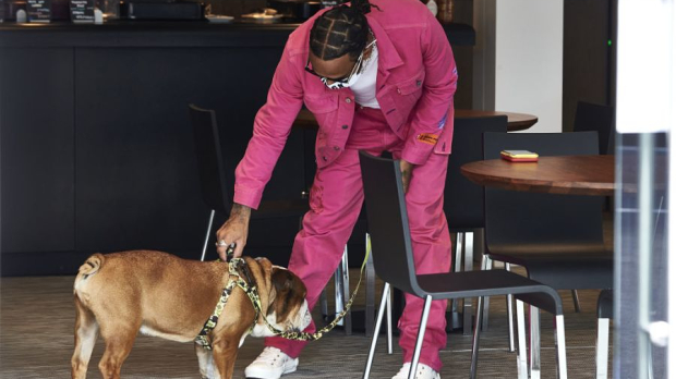 Lewis Hamilton and his dog Rescoe — Foto: © LAT Images